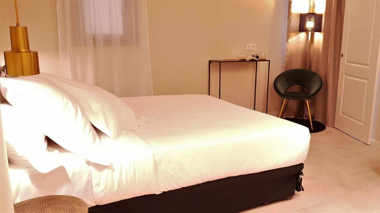 Habitación con cama extragrande.